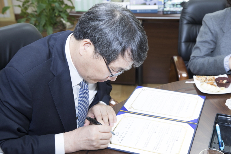 남궁문 총장 서명하는 모습