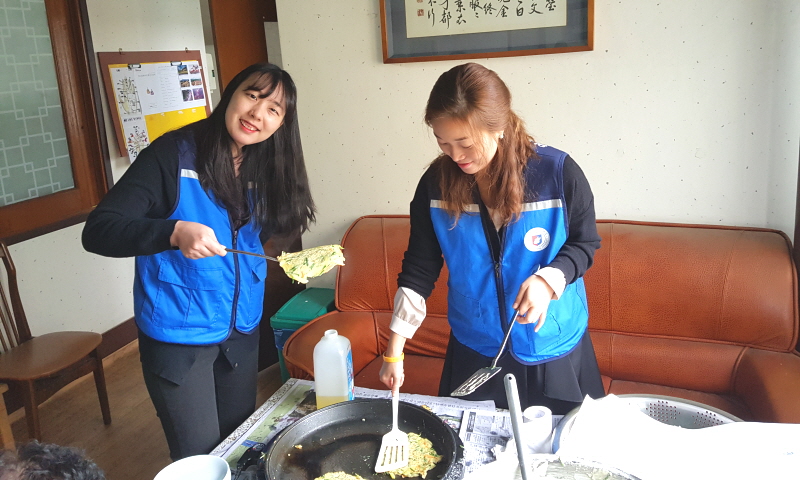 음식을 준비하는 모습