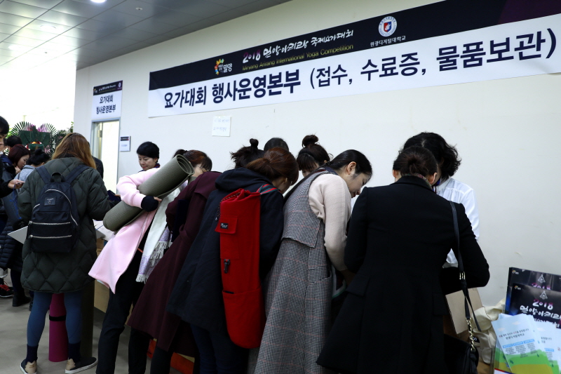 접수처 붐비는 사람들