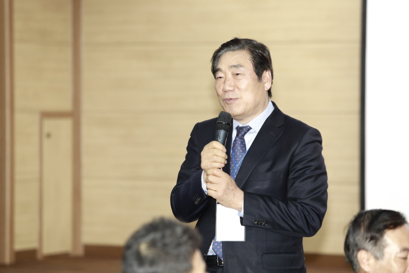 인사말 전하는 자문위원