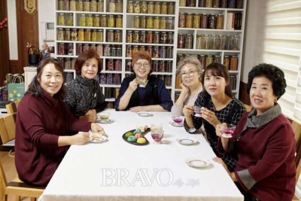 담소를 나누는 모습