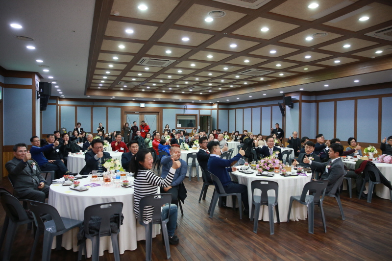 출범식 축하하는 사람들