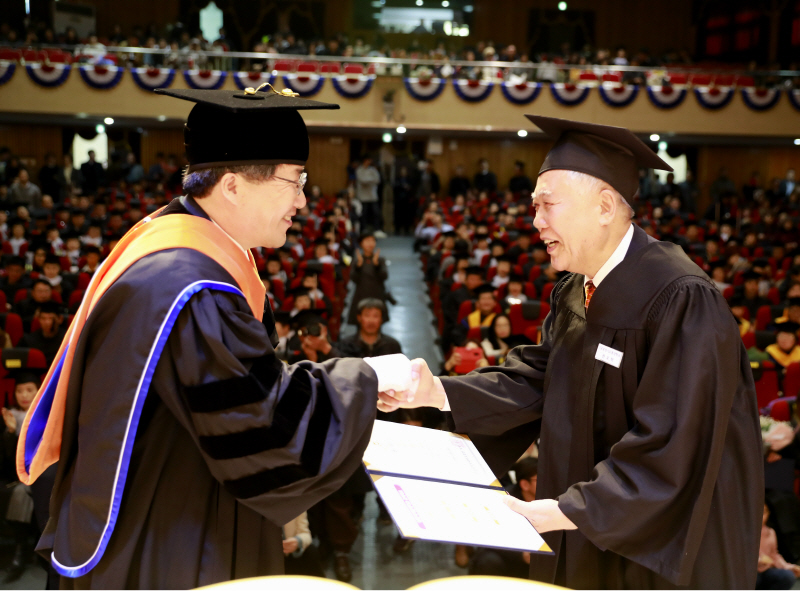 학위수여를 받는 권오학 학우