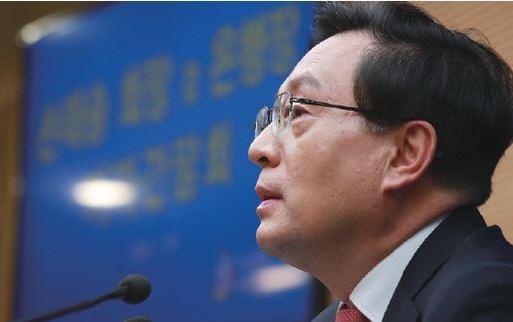 손태승 회장 측면사진