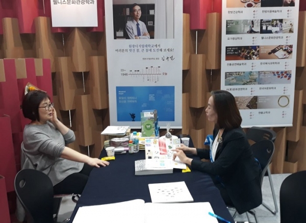 상담하고있는 사진