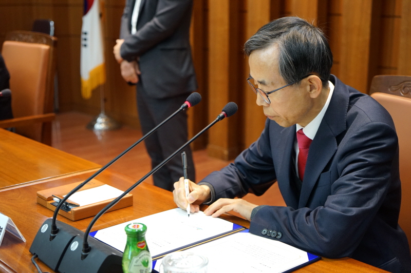 김규열 총장 서명 모습