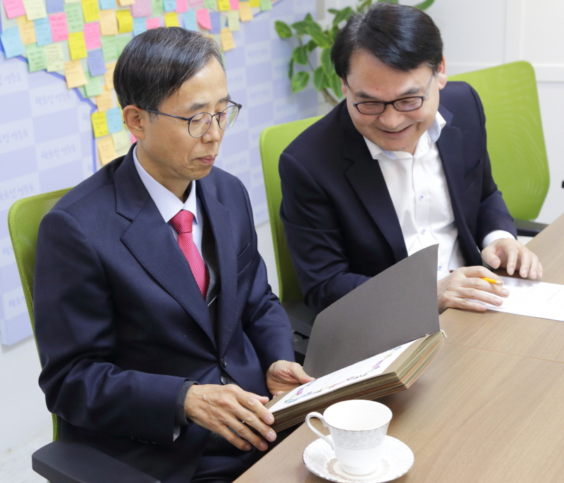 차담회에서 책자를 살펴보는 김규열 총장