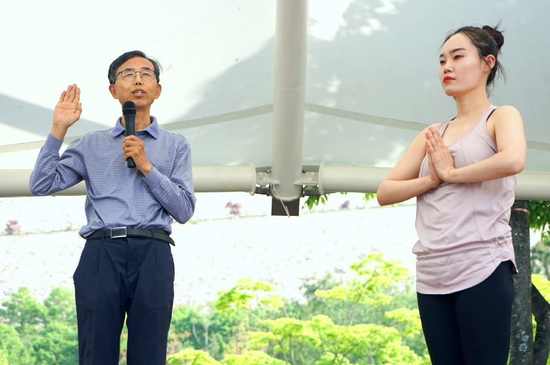 김규열 총장 동작 설명 모습