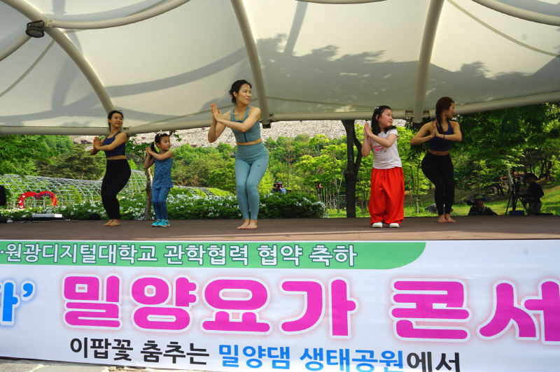 어린이 요가 시연 무대