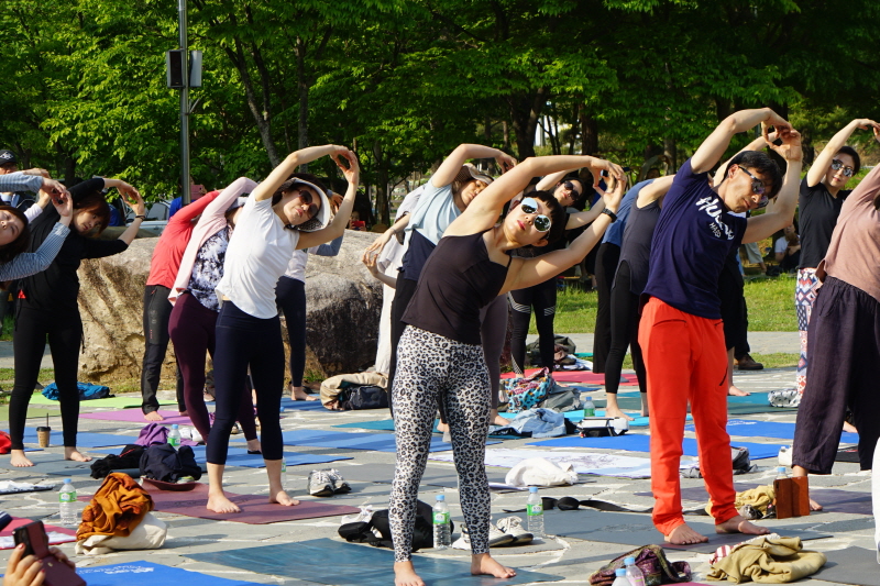 요가 따라하는 시민들 모습
