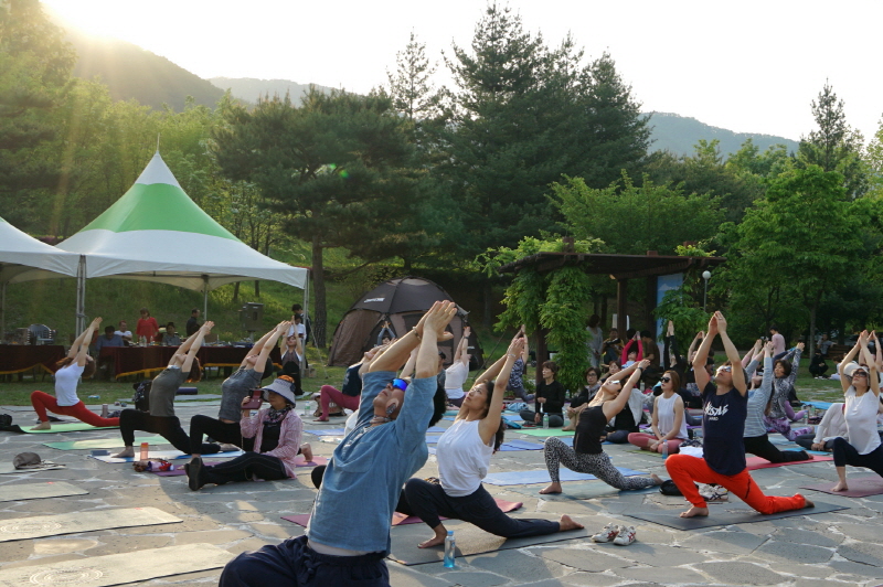 요가 따라하는 학생과 시민들