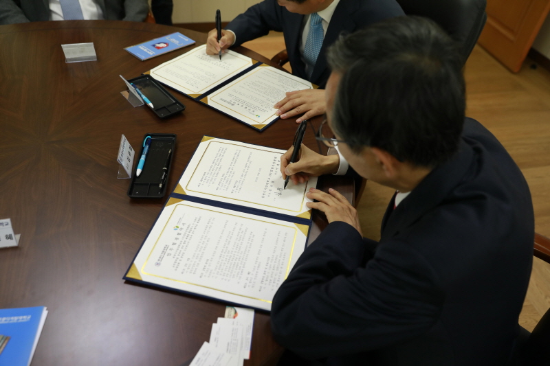 협약서 서명하는 모습
