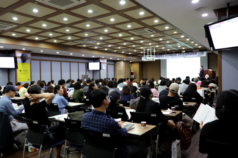 입학설명회 진행하는 모습