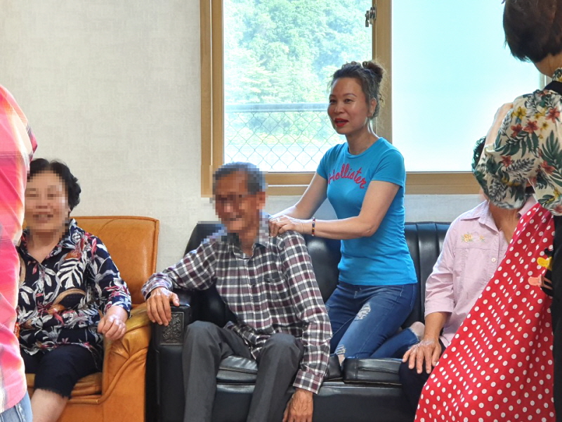 어르신들께 마사지