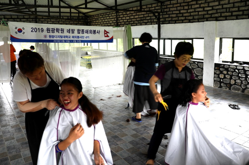 미용 봉사 모습