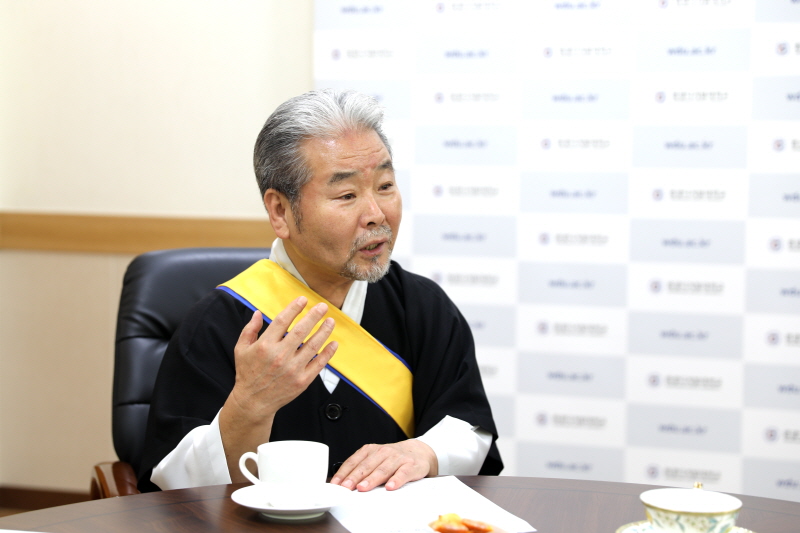 김덕수 명인 이야기하는 모습