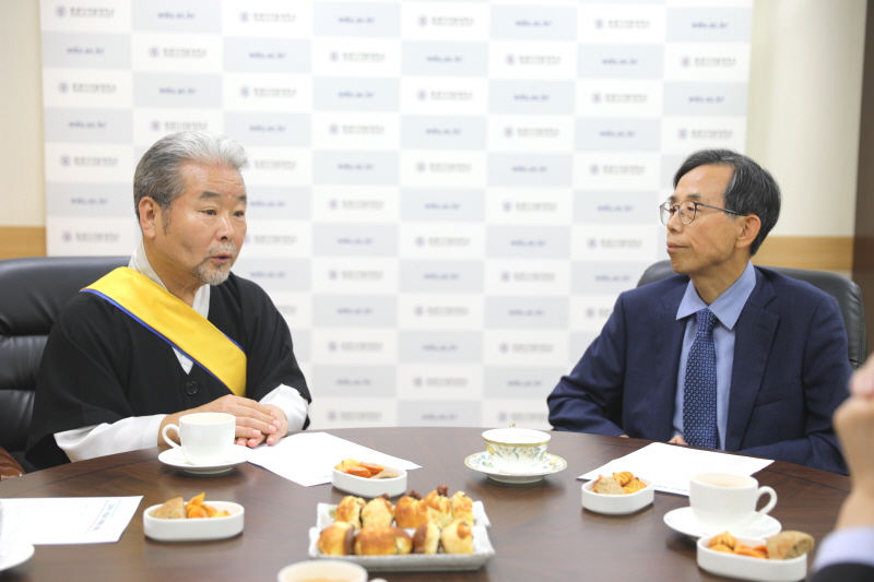 김덕수 명인과 김규열 총장 모습