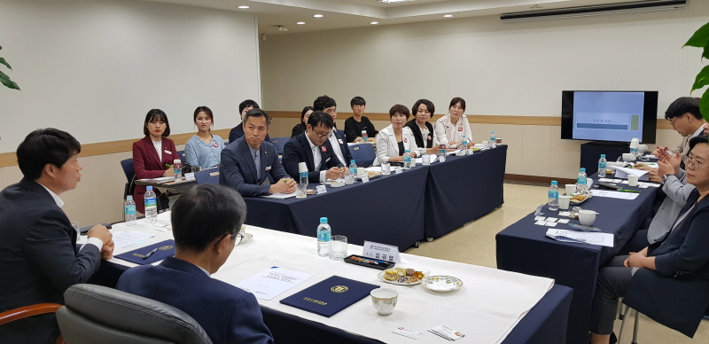 담소 나누는 관계들