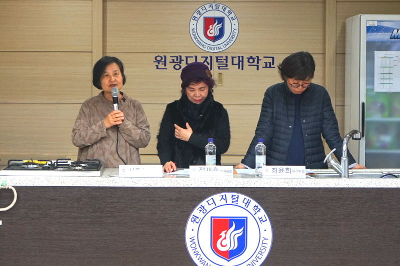 출품 약선음식들 평가하는 교수진