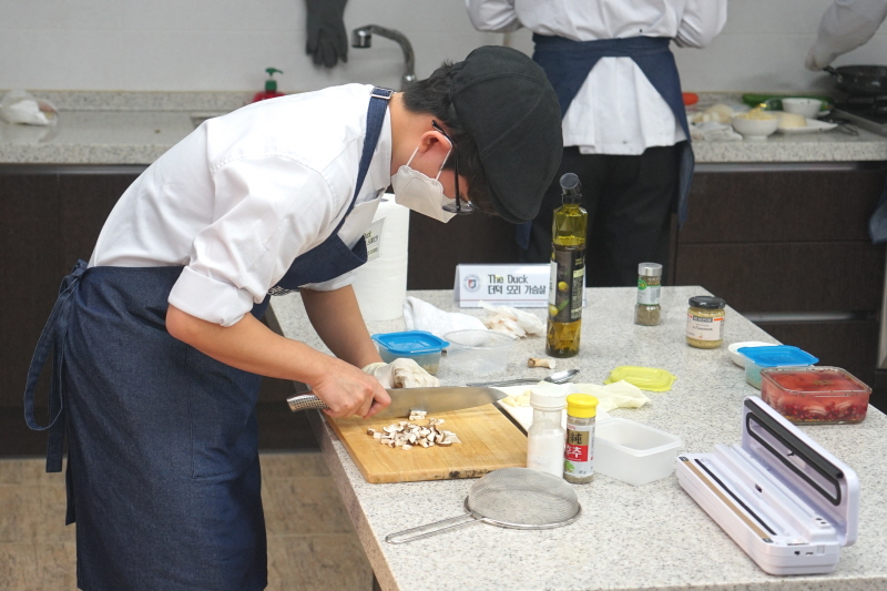 열심히 요리하는 참가자들1