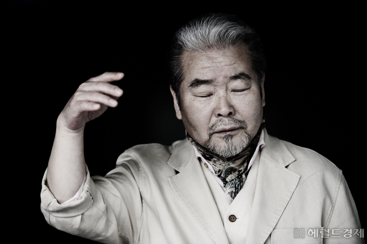 클래식, 재즈, 록앤롤, 힙합을 아우르며 사물놀이와의 융복합을 시도한 김덕수는 “전통은 본질은 지키되 시대의 흐름을 받아들이며 진화해야 하는 것”이라고 강조했다.