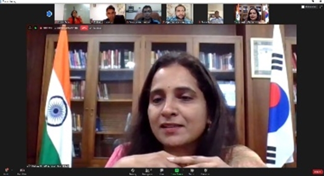 스리프리야 란가나탄(Amb. Sripriya Ranganathan) 주한인도대사가 7월 1일 주한인도문화원 개원 10주년 기념 온라인 행사에서 다른 온라인 참가자들과 대화하고 있다.