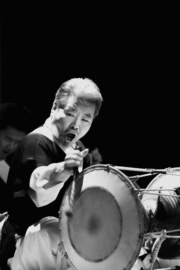 ‘꽹과리와 징, 장구, 북 등 네가지 전통 타악악기를 사물놀이로 탄생시킨 김덕수 명인.