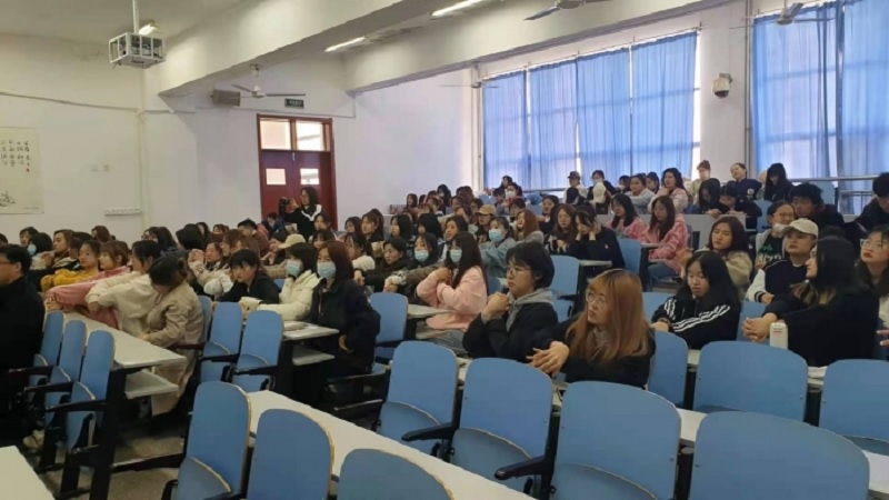 중국 위해시직업대학교에서 학생들이 수업을 받으며 동작을 따라하는 모습