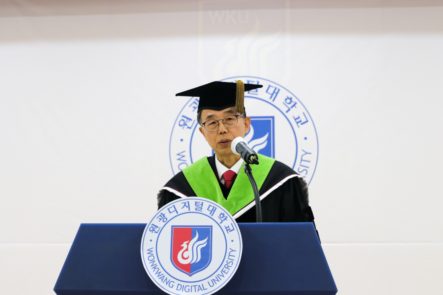 훈사하는 김규열 총장님 사진