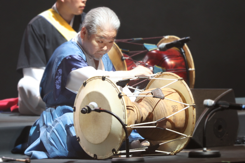 김덕수 사물놀이 대공연 사진3, 사물놀이 창시자이자 원광디지털대 석좌교수인 김덕수 명인의 모습