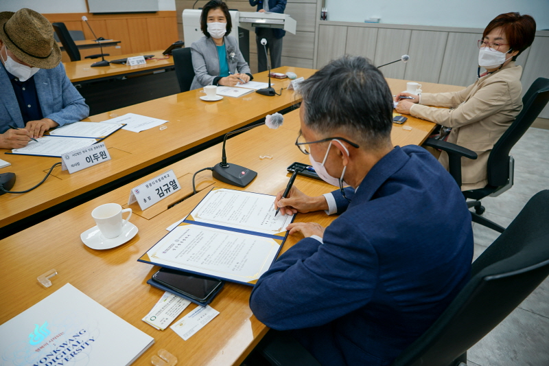 서명하는 김규열 총장