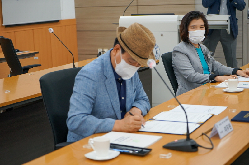 서명하는 이두원 이사장