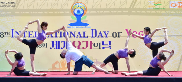 원광디지털대학교 요가명상학과 아사랑 공연팀의 축하 공연 모습