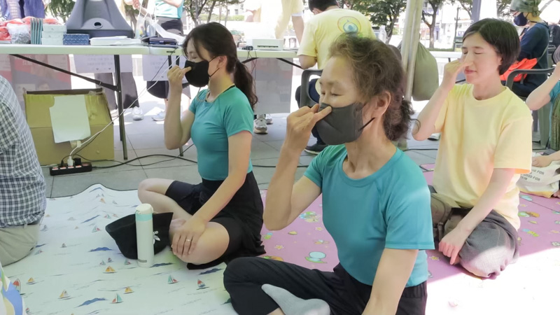 요가호흡을 따라하는 참가자들