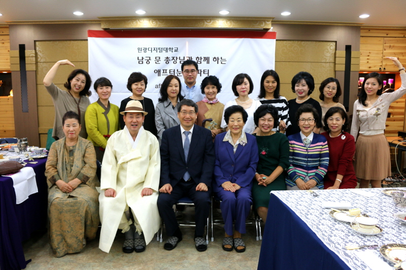 학생들과의 단체 기념촬영