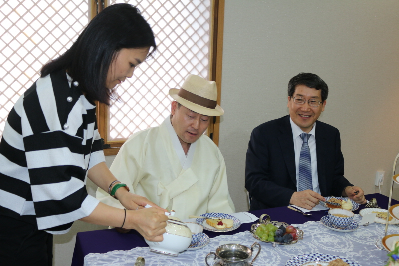 차를 시음하는 이진수 교수와 남궁문 총장
