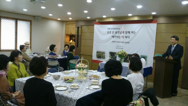 학생들에게 인사말하는 남궁문 총장