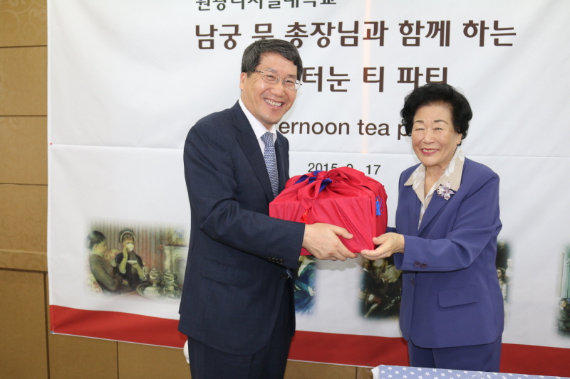 기념품을 전달받는 모습