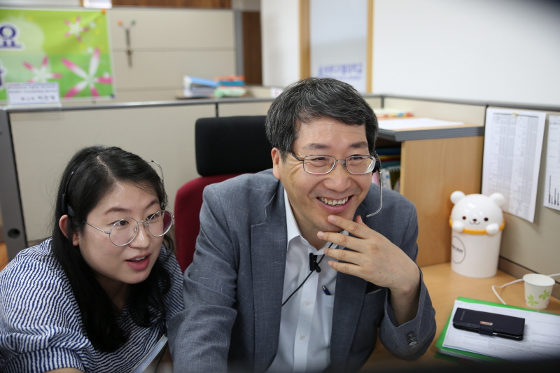 학생 상담을 하고 있는 남궁문 총장(우)