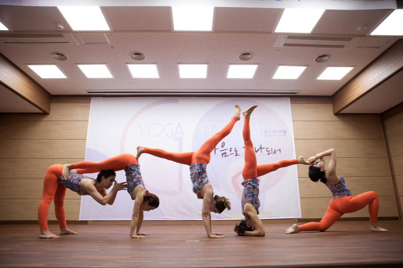 아름다운 요가 퍼포먼스