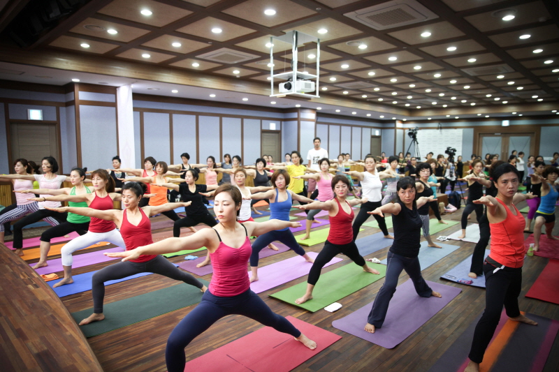 그렉 강사를 따라 요가 시연하는 학생들