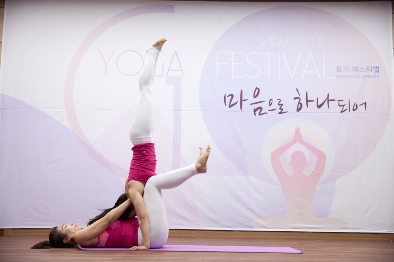 요가 동작 선보이는 학생들