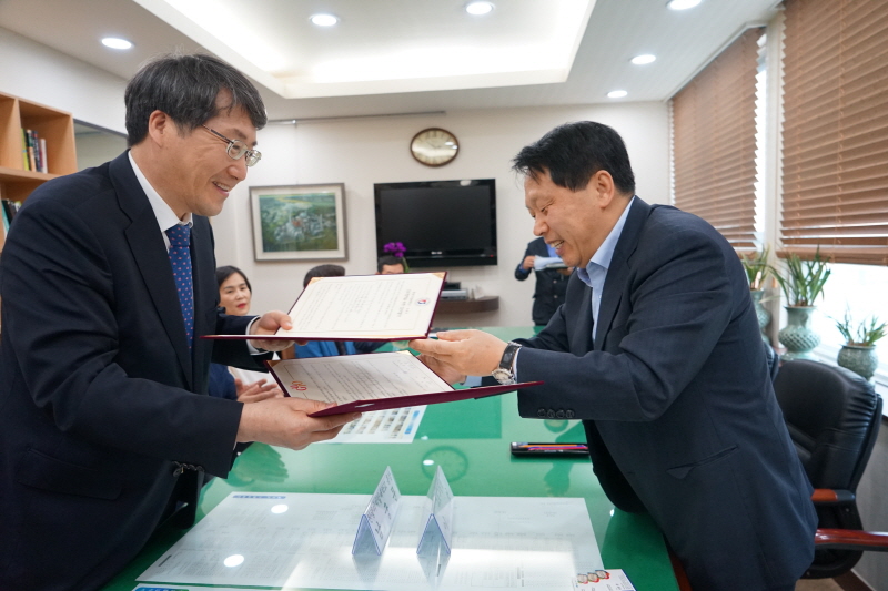 협약서 교환하는 모습