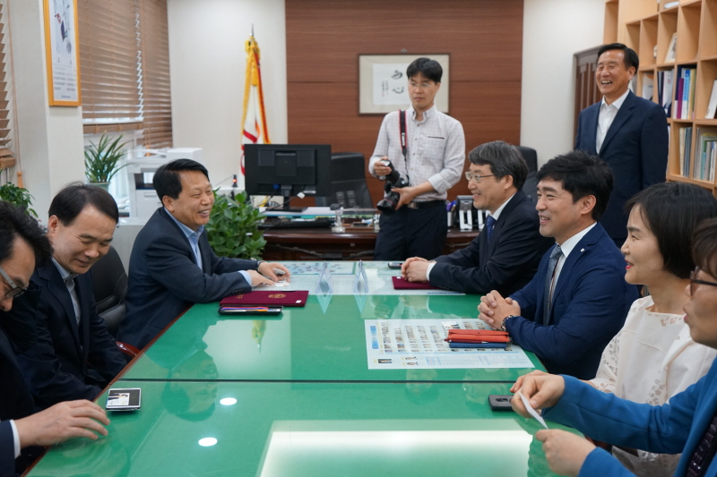 담소 나누는 관계자들 모습