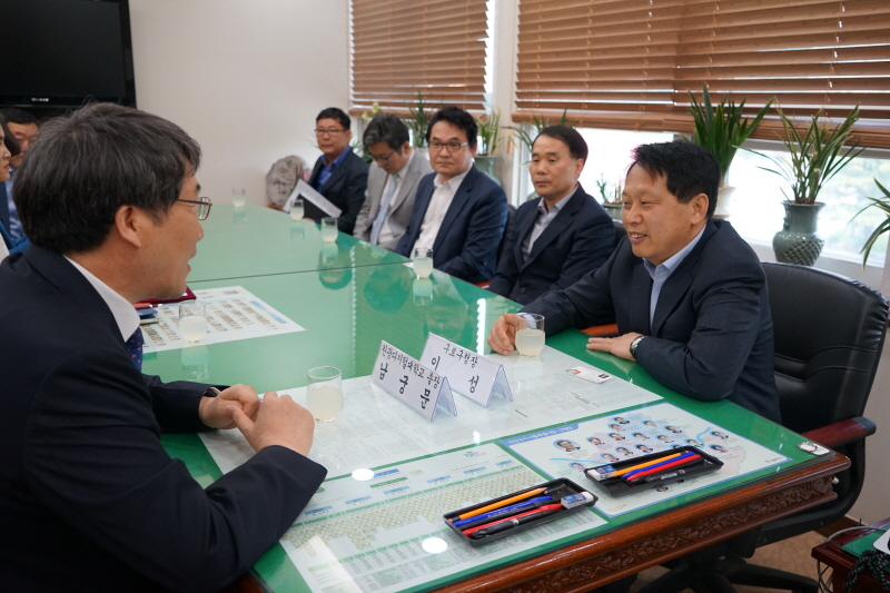 담소 나누는 관계자들 모습